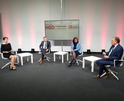 …und während der Talkrunde mit (v.li.) Prof. Dr. Karim Khakzar, Karin-Brigitte Göbel und Gregor Berghausen.  